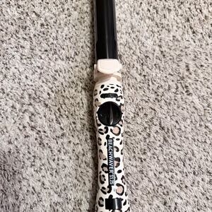 Beachwaver Curling Iron S1.25 Ceramic Barrel- Like NEW! Retails for $125!